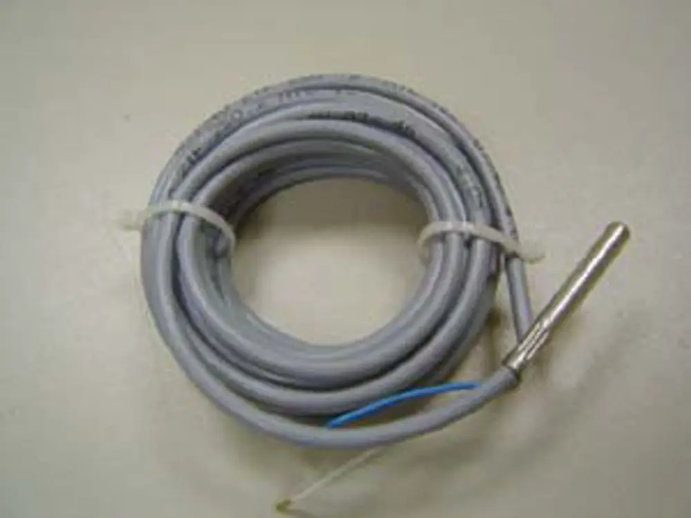 Geguideter Temperatursensor mit grauem Kabel, verbunden mit einem Edelstahlfühler, geeignet für Remeha-Anwendungen.